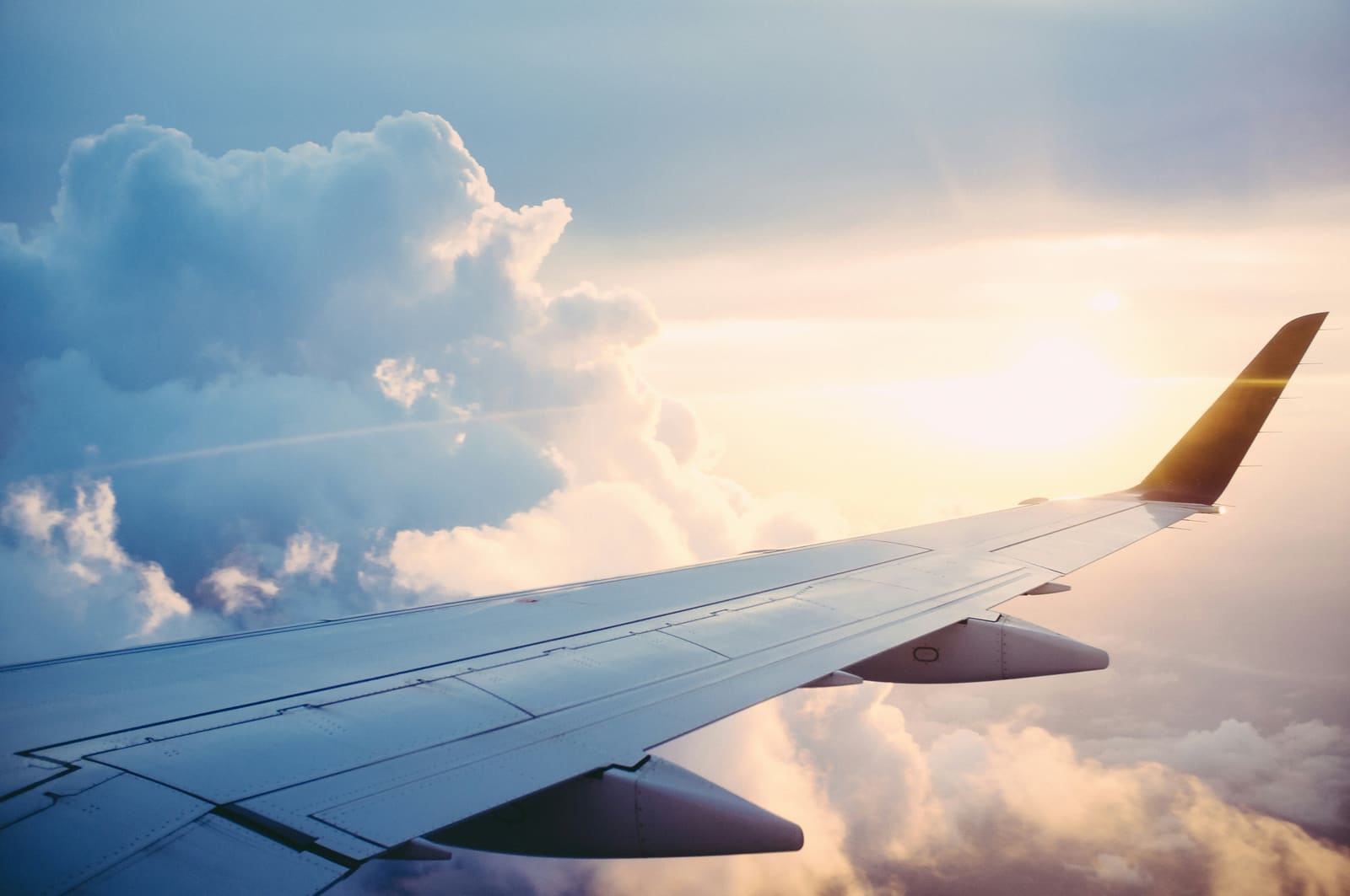 Flugzeugfl?gel ?ber Wolken im Sonnenuntergang